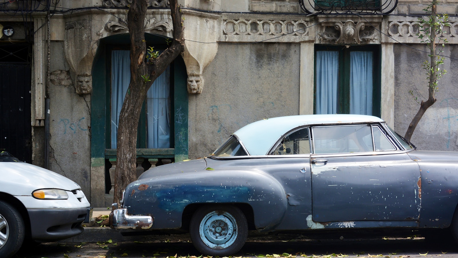 A classic car on a Mexico City street.