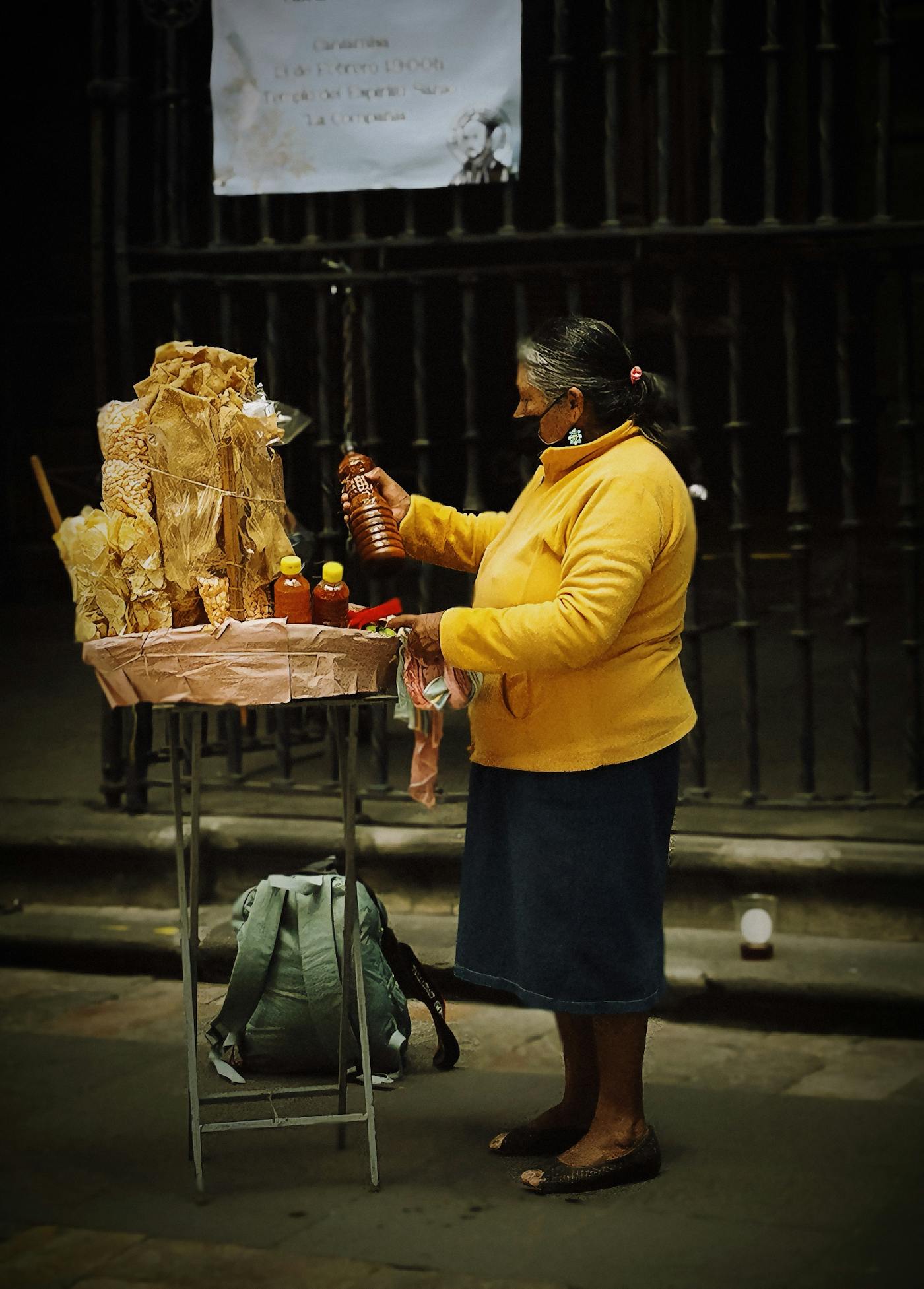A street snack vendor preparing food in Mexico City.