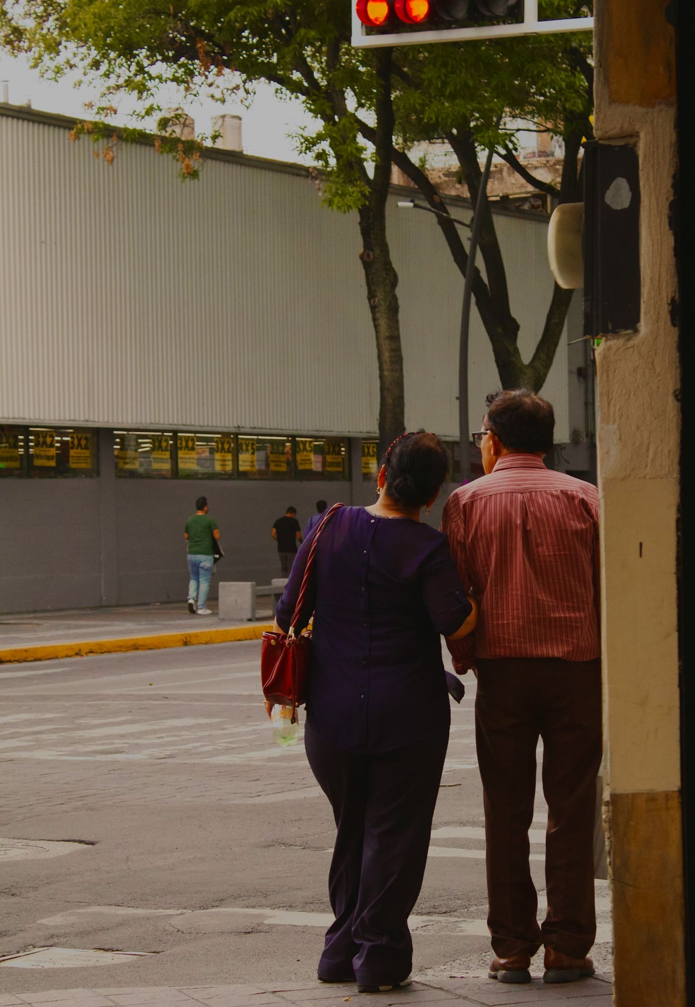 "Me Late": The Tiny Mexican Phrase That Makes Plans Sound Easy, Not Intense