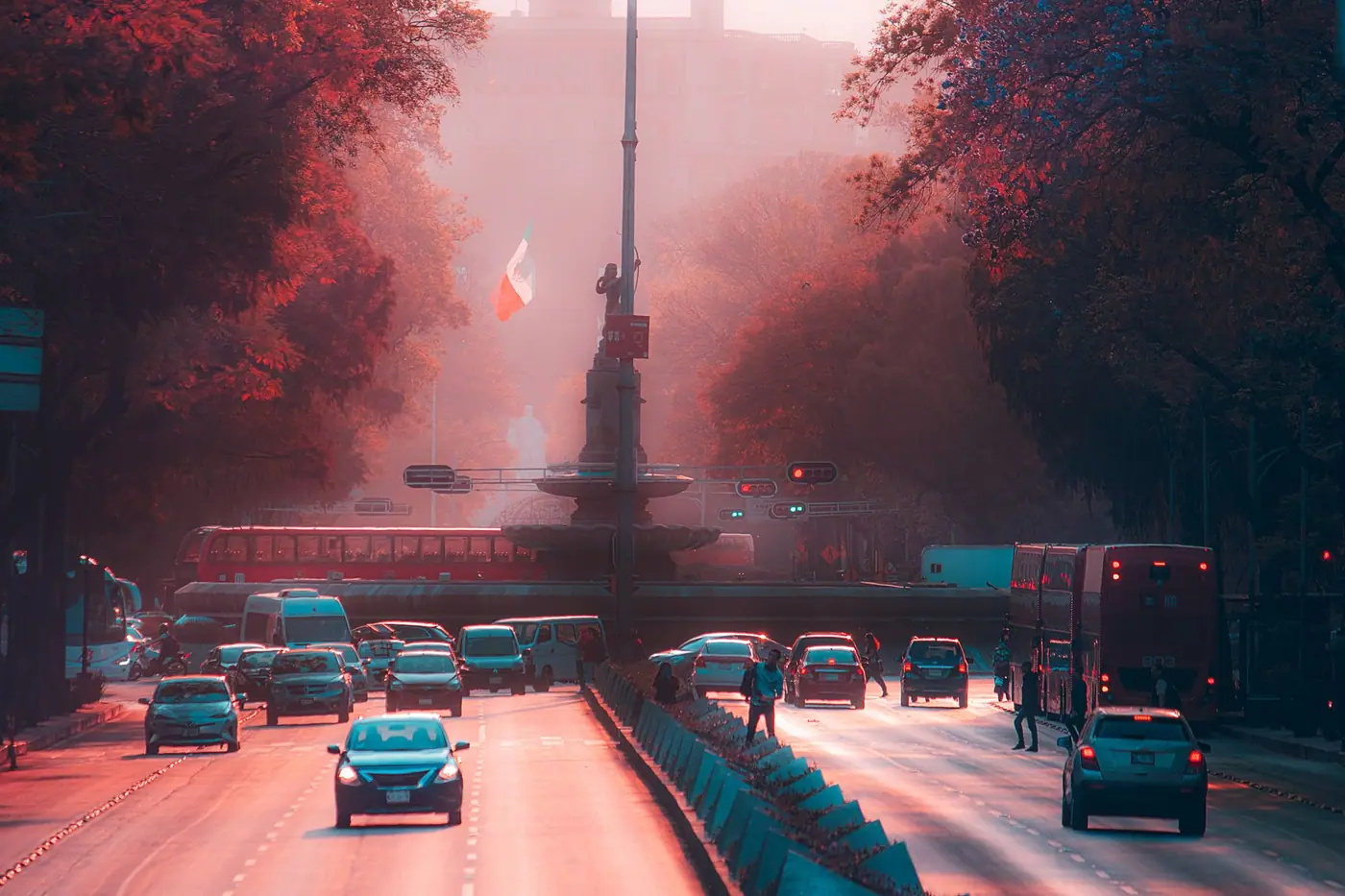 Evening traffic filling both sides of Paseo de la Reforma, with the Ángel de la Independencia lit at the far end