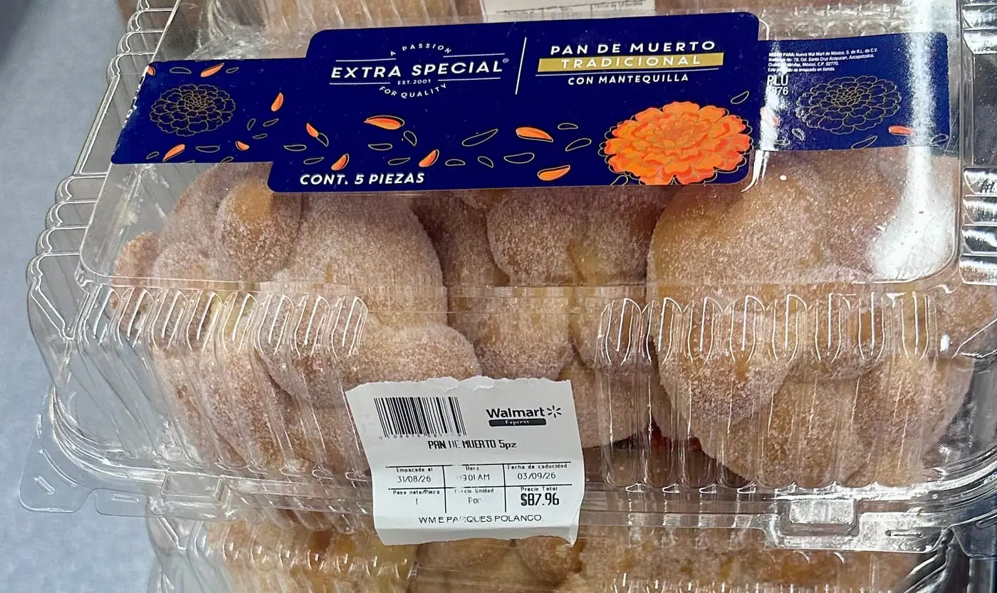 A five-pack of sugar-topped pan de muerto sealed in a Walmart clamshell, the price sticker reading Empacado el 31/08/26.