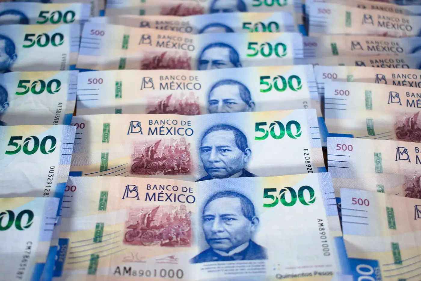 Several Mexican 500-peso notes fanned out, each showing Benito Juárez and the Banco de México lettering