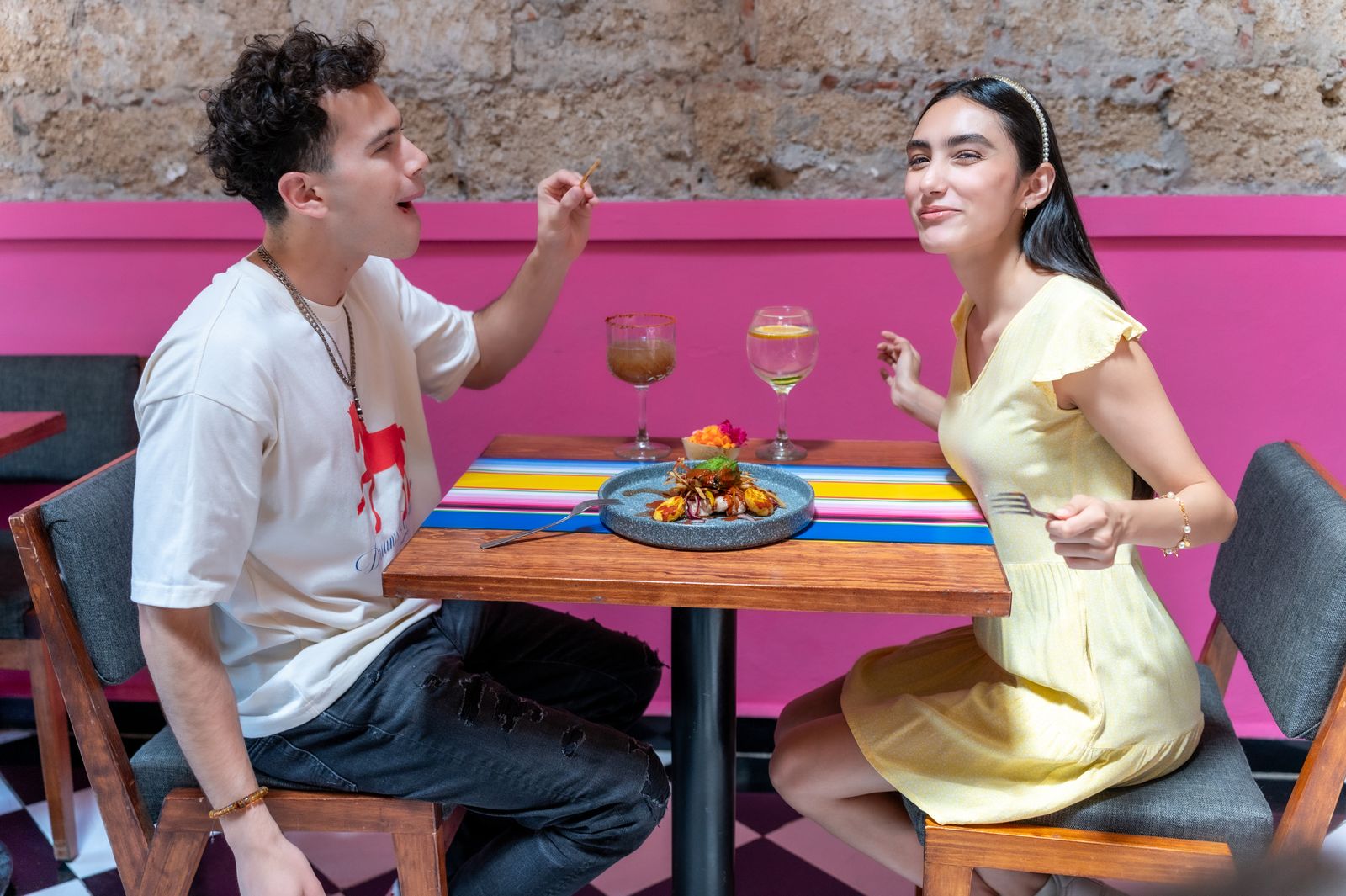 Two people talking during a relaxed restaurant date.